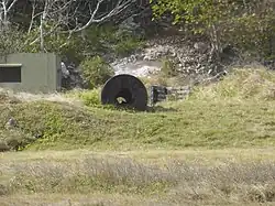 An engineered reinforement of the central portion of the barrel creates the illusion.